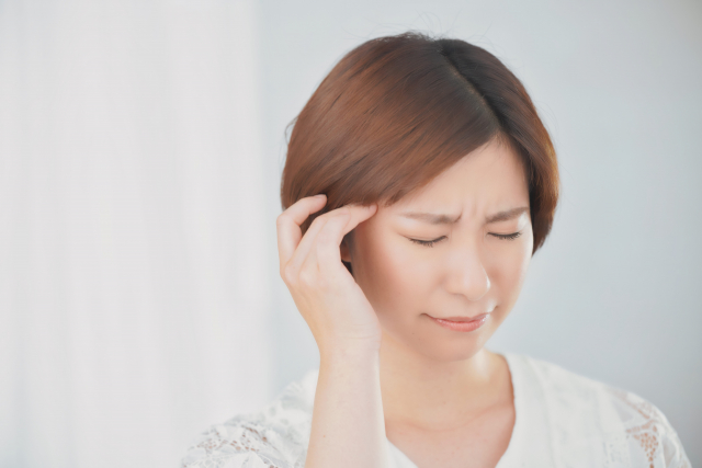 頭痛に悩む女性