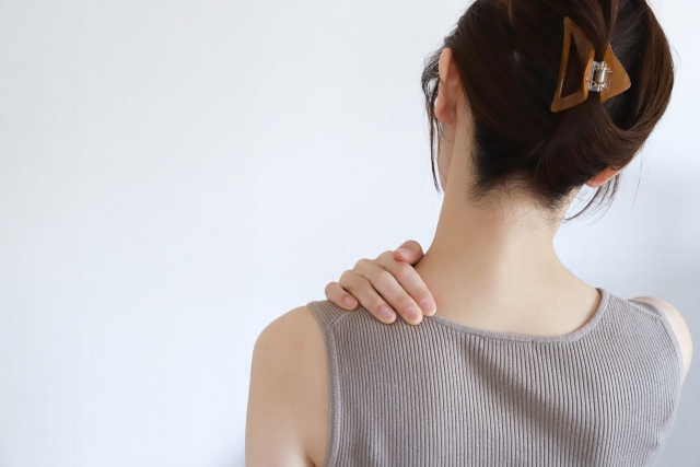 首痛で悩む女性