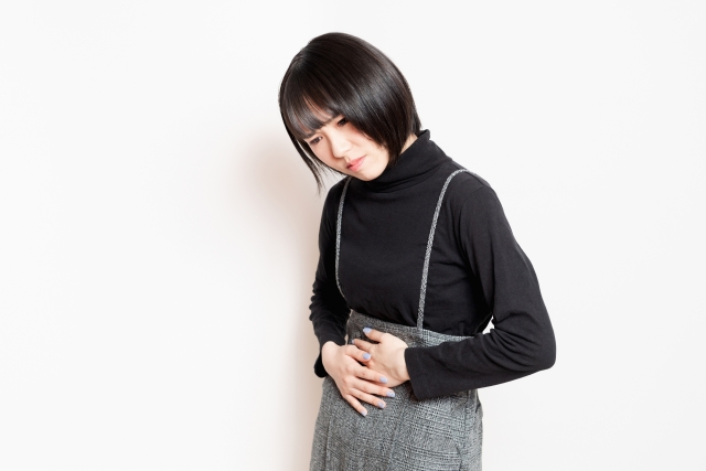 機能性ディスペプシア・胃の不調に悩む女性