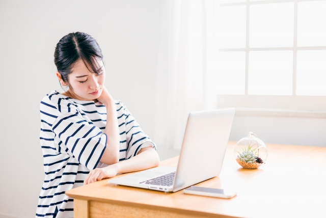肩こり、肩の痛みで悩んでいる女性