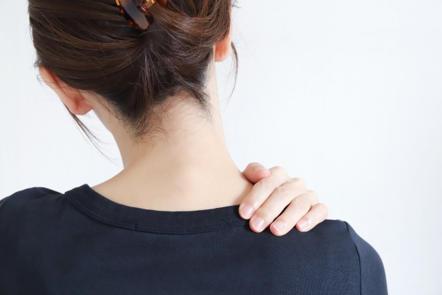 四十肩・五十肩に悩む女性