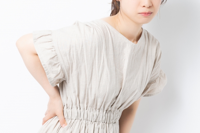 腰痛に悩む女性