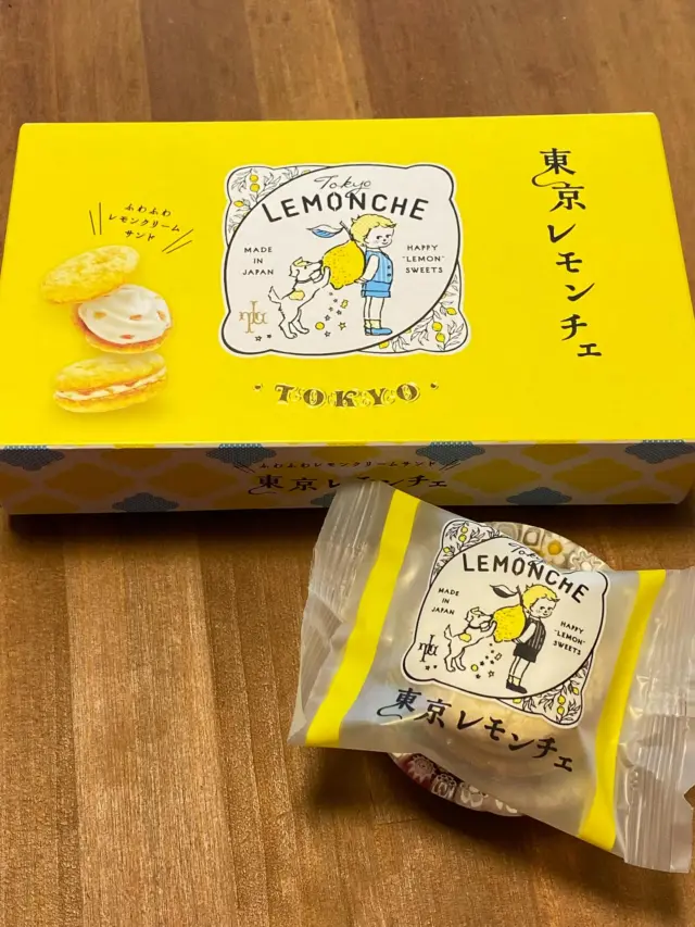 通院されている方から、東京のお土産「東京レモンチェ　ふわふわレモンクリームサンド」をいただきました☺️
男の子と犬の、可愛いイラストに癒されます💓
お心遣いをありがとうございます。

#いただきもの
#東京レモンチェ
#ふわふわレモンクリームサンド
#ありがとうございます