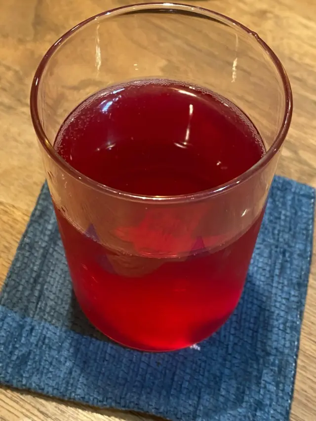 通院されている方から、手作りの色鮮やかな紫蘇ジュースをいただきました☺️
麦焼酎と炭酸で割って、爽やかな紫蘇の風味を楽しみました😋
蒸し暑い夏の夜に、最高ですね✨
お心遣いをありがとうございます💓

#いただきもの
#紫蘇ジュース
#ありがとうございます